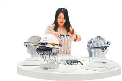 灵伴科技AR眼镜系列产品。 　　四川日报全媒体记者 吴聃 摄